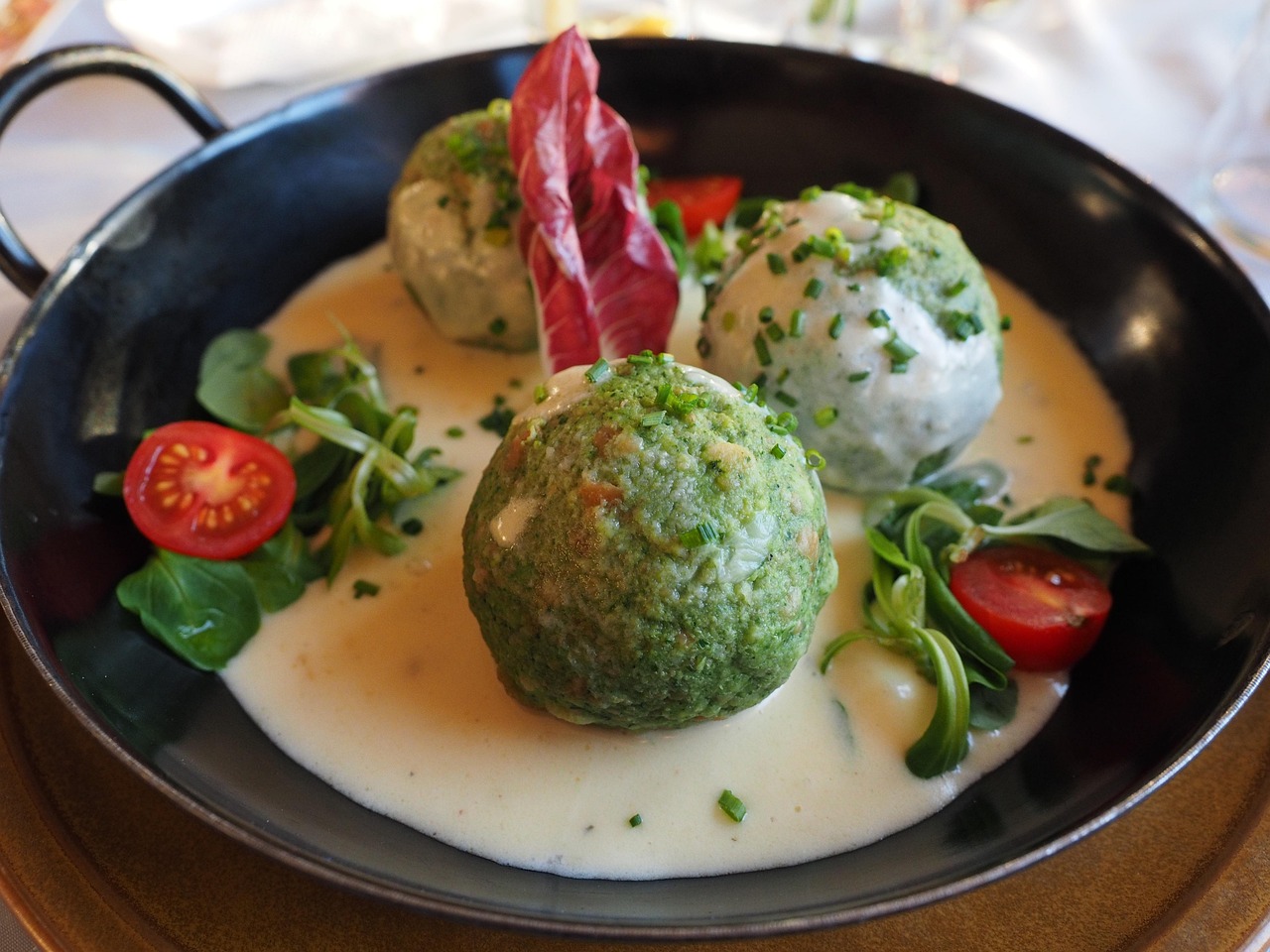 vegetarische-spinatknoedel-mit-bergkaese